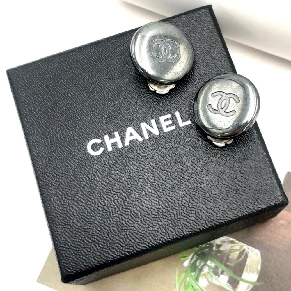 CHANEL 96P Black Metallic Clip-On Earrings